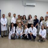 Paciente retorna ao Hospital Dom João Becker após recuperação completa de AVC grave e emociona equipe multidisciplinar