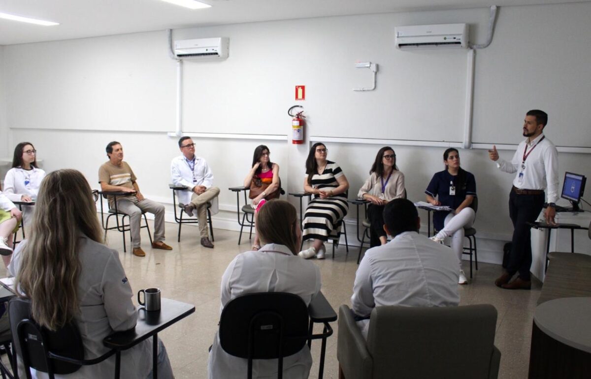Paciente retorna ao Hospital Dom João Becker após recuperação completa de AVC grave e emociona equipe multidisciplinar